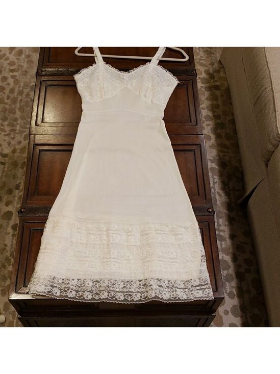Other - Elegant Vintage Cream/White Lace Slip